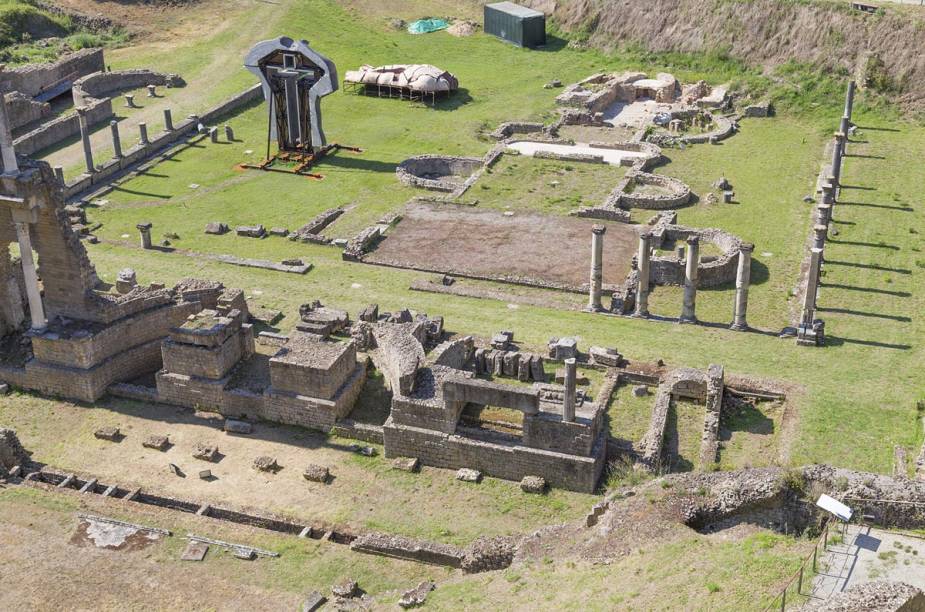 Durante a Idade Média, o local das ruínas romanas - construções datadas do século 1 antes de Cristo - foi usado como depósito de lixo. O processo de restauração só começou na década de 1950