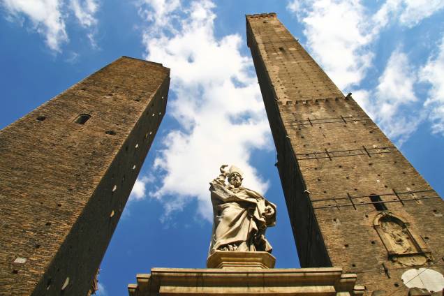 Além dos arcos que servem como cobertura para as caminhadas quentes do verão e para os dias chuvosos, Bolonha também é conhecida pelas duas torres inclinadas – construídas por ricaços da cidade, que queriam demonstrar seu poderio, hoje elas estão tortas e uma delas (a degli Asinelli) é aberta a visitação. Outro destaque arquitetônico da cidade é o Santuário della Madonna di San Luca, localizado numa colina no alto de Bolonha. Além dos arcos que servem como cobertura para as caminhadas quentes do verão e para os dias chuvosos, Bolonha também é conhecida pelas duas torres inclinadas – construídas por ricaços da cidade, que queriam demonstrar seu poderio, hoje elas estão tortas e uma delas (a degli Asinelli) é aberta a visitação. Outro destaque arquitetônico da cidade é o Santuário della Madonna di San Luca, localizado numa colina no alto de Bolonha.