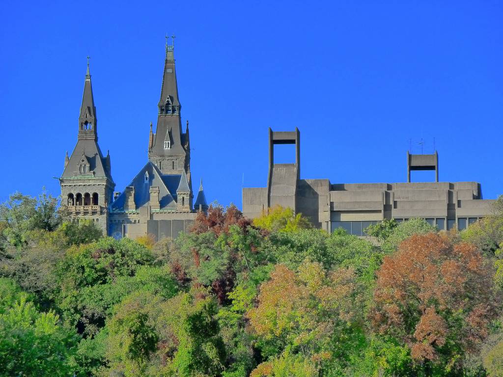 Diz a lenda que essa foi uma das locações cotadas para gravar cenas de Harry Potter. Diversas construções no campus são tombadas como Patrimônio Histórico Nacional 