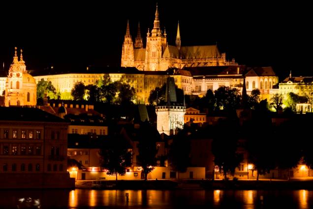 Catedral de São Vito dominando o Castelo de Praga sobre o rio Vltava