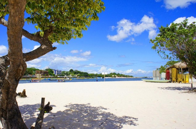 As praias de areia branquinha se formam durante a vazante do Rio Tapajós, que ocorre entre os meses de agosto e janeiro