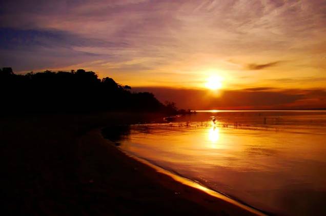 Pôr do sol no Rio Tapajós, em Alter do Chão – as praias do pacato vilarejo atraem visitantes por suas areias finas e águas claras Pôr do sol no Rio Tapajós, em Alter do Chão – as praias do pacato vilarejo atraem visitantes por suas areias finas e águas claras