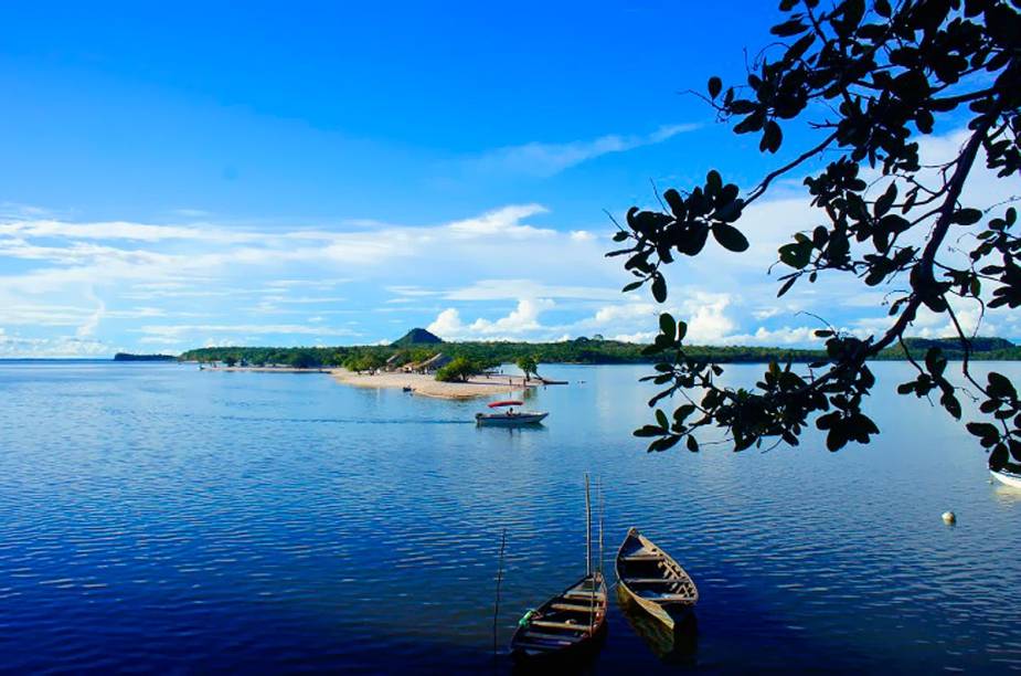 A Ilha do Amor, com acesso por canoa (ou mesmo a pé) a partir da orla central, é a que faz a fama de Alter do Chão A Ilha do Amor, com acesso por canoa (ou mesmo a pé) a partir da orla central, é a que faz a fama de Alter do Chão