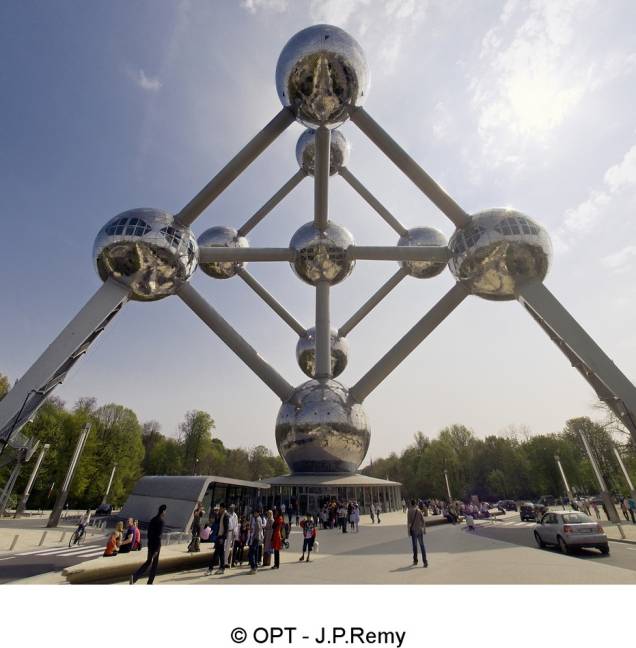 Um dos símbolos iconográficos mais poderosos de Bruxelas, o Atomium foi inaugurado em 1958 para a Expo Mundial. Projetada por André Waterkeyn, representa um átomo de ferro