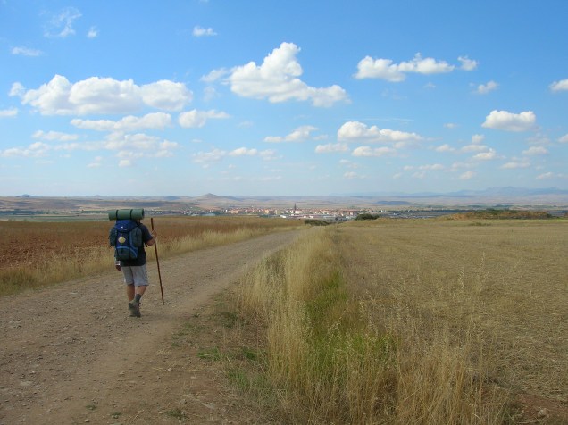 A aproximação da cidadezinha durante o caminho de Santiago