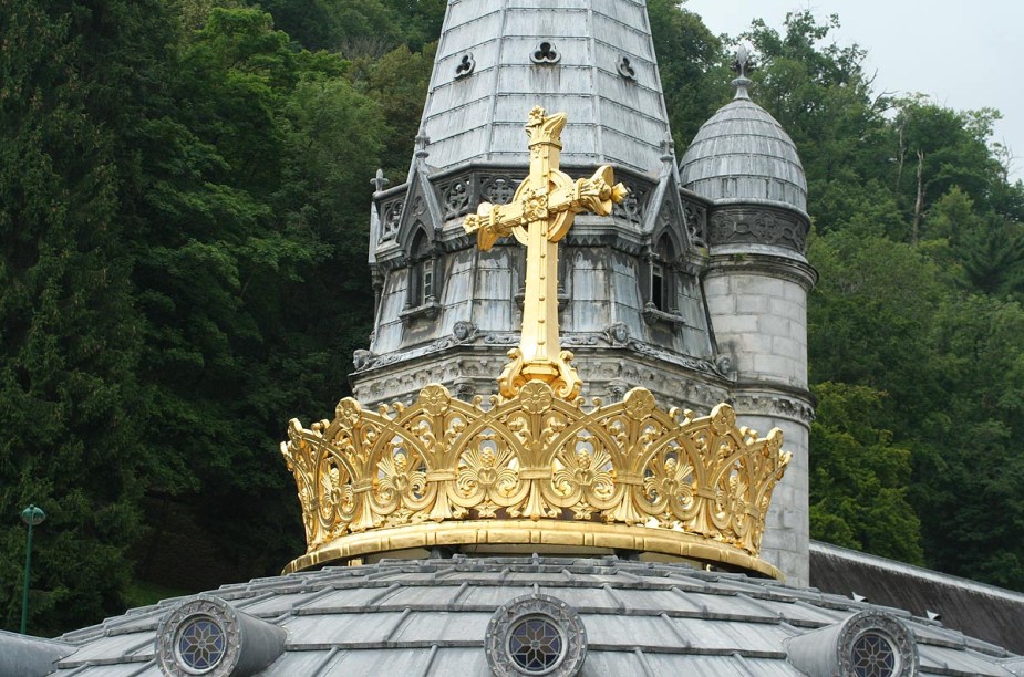 Detalhe para a cúpula da Basílica do Rosário, em Lourdes, França