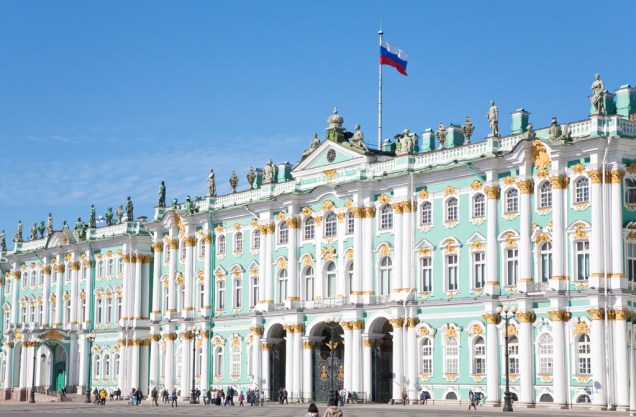 O Museu Hermitage, localizado no Palácio de Inverno, a antiga residência oficial dos czares, abriga uma das maiores coleções de arte do mundo