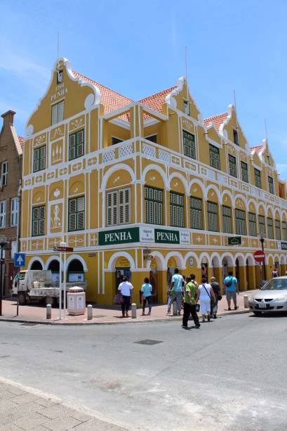 Com compras livres de impostos, as lojas de Willemstad atraem turistas em busca de compras baratas