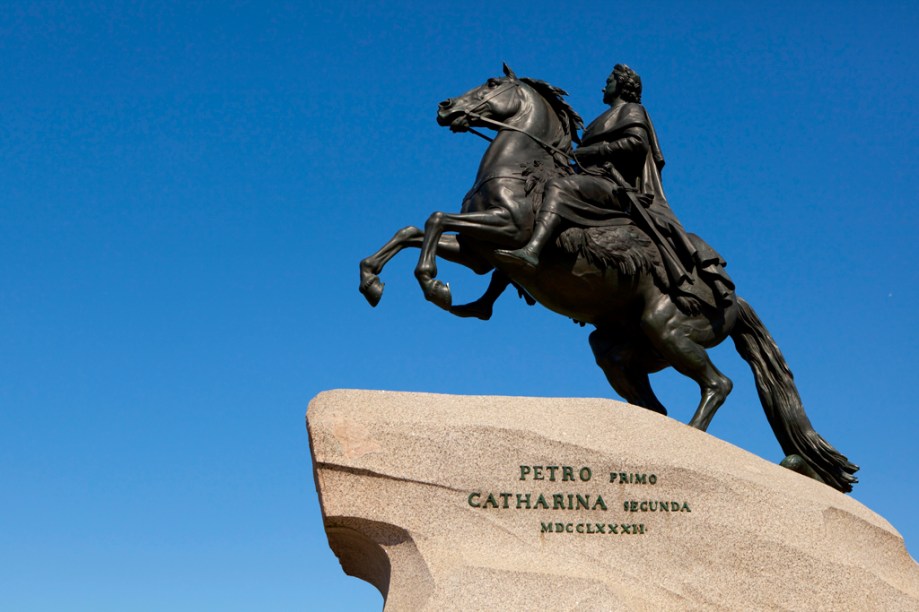 Estátua em bronze de Pedro, o Grande, fundador de São Petersburgo