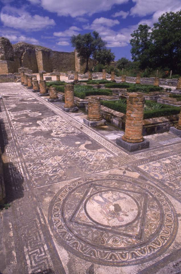 Ruínas romanas podem ser vistas em Conímbriga. Entre as principais atrações está a estrada pavimentada com lajes de calcário, com marcas dos carros romanos Ruínas romanas podem ser vistas em Conímbriga. Entre as principais atrações está a estrada pavimentada com lajes de calcário, com marcas dos carros romanos