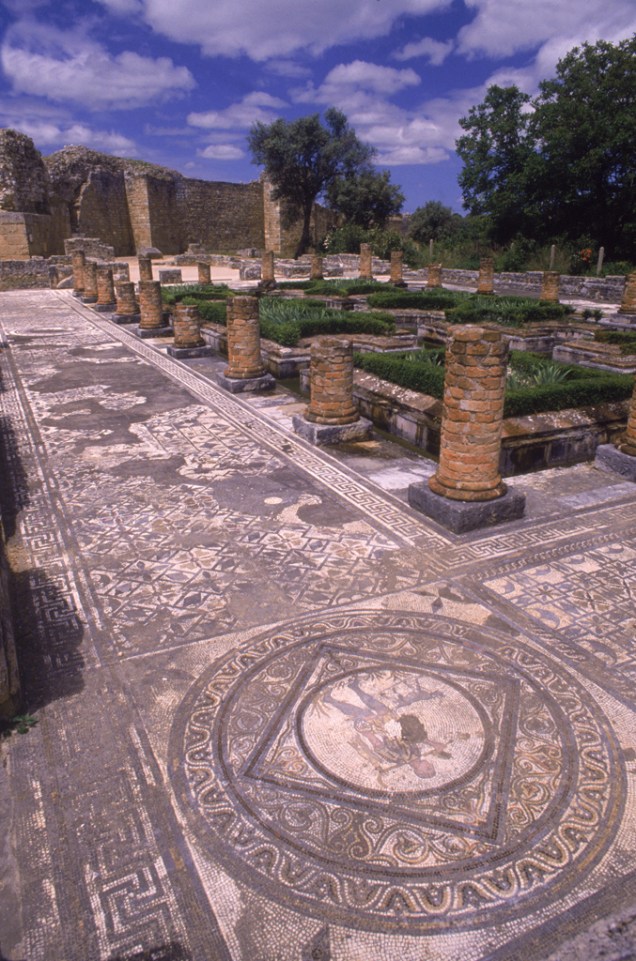 Ruínas romanas podem ser vistas em Conímbriga. Entre as principais atrações está a estrada pavimentada com lajes de calcário, com marcas dos carros romanos