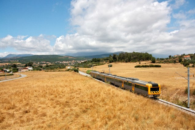 Trem que parte de Covilhã, uma das cidades-base para explorar a Serra da Estrela