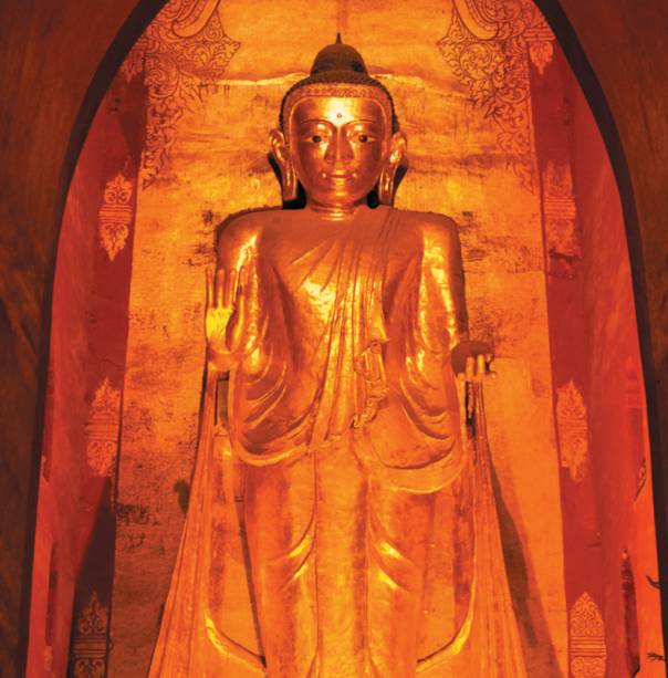 Buda gigante dentro do templo Ananda, um dos mais famosos em <a href="https://viajeaqui.abril.com.br/cidades/mianmar-bagan" rel="Bagan" target="_blank">Bagan</a>. É fácil reconhecer o templo: a estupa, construída em 1901, é dourada Buda gigante dentro do templo Ananda, um dos mais famosos em <a href="https://viajeaqui.abril.com.br/cidades/mianmar-bagan" rel="Bagan" target="_blank">Bagan</a>. É fácil reconhecer o templo: a estupa, construída em 1901, é dourada