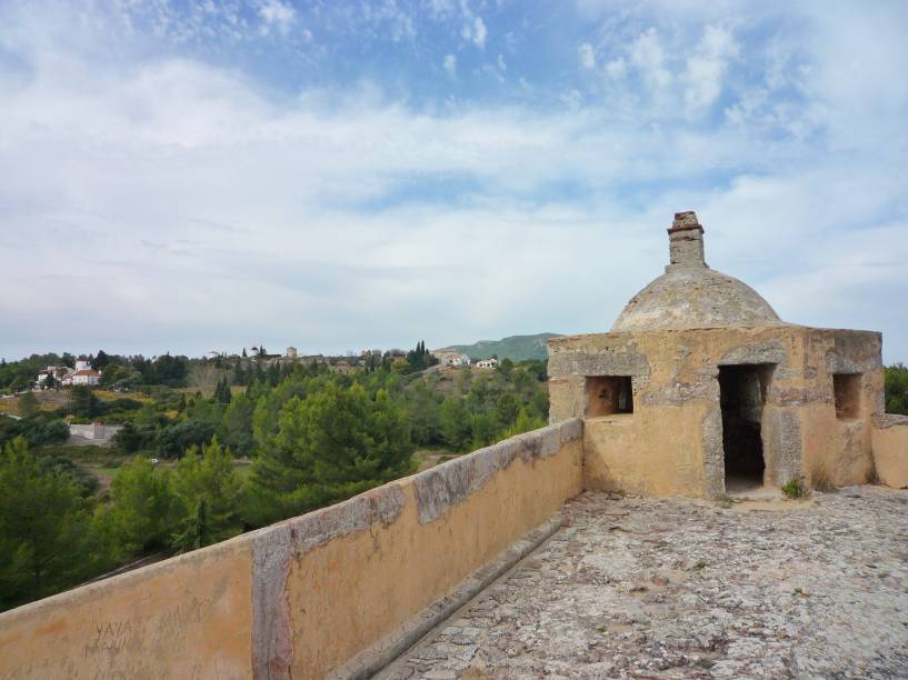 Ruínas do Castelo São Filipe, em Setúbal; a construção foi erguida em 1590 por Filipe I, para tentar evitar um ataque dos ingleses. Como ele fica 500 metros acima do nível do mar, é possível ter visões panorâmicas da região