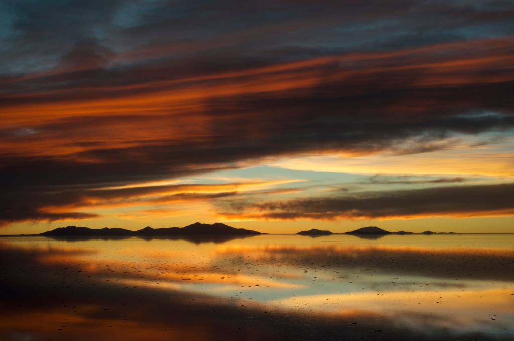 Durante o pôr do sol, devido à altitude boliviana, o turistas se sentam mais perto do astro-rei. O céu é geralmente limpo, e proporciona momentos mágicos de extrema luminosidade dominando um horizonte que não acaba nunca. Momento imperdível para quem viaja pelo território boliviano