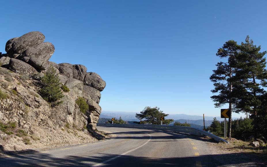 As curvas da Serra da Estrela fazem de suas estradas belos mirantes