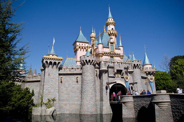 Castelo da Bela Adormecida na Disneyland de Anaheim, na Califórnia (Flickr | Creative Commons - CC BY 2.0 | HarshLight)