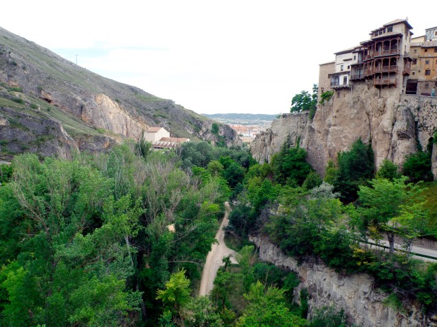 Cuenca se localiza ao alto dos cânions escarpados dos rios Júcar e Huécar