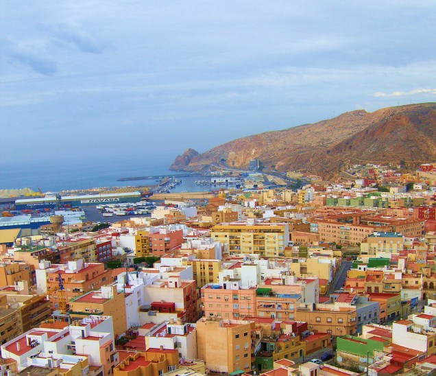 A vista panorâmica privilegiada de Almería a partir do Castelo de Almería