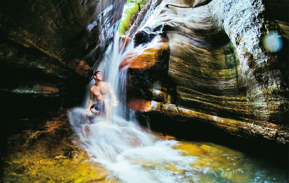 A <a href="https://viajeaqui.abril.com.br/estabelecimentos/br-ba-vale-do-capao-atracao-cachoeira-angelica-e-purificacao" rel="Cachoeira da Angélica" target="_self">Cachoeira da Angélica</a>, no Vale do Capão, é acessível por uma trilha leve de 15 minutos a partir do Vale do Bomba