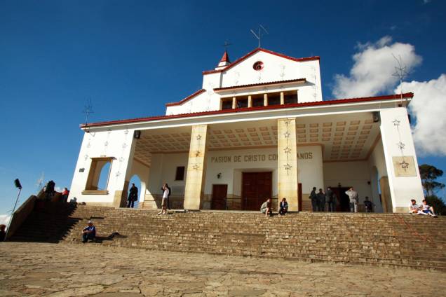 No topo do Cerro Monserrate, trilhas levam até o Santuário de Monserrate, erguido no século 17