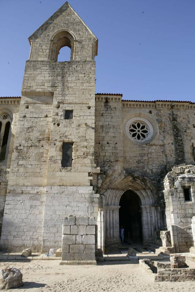 O Mosteiro de Santa Clara – a Velha abriga m tempo gótico de 1330 onde viviam as freiras clarissas O Mosteiro de Santa Clara – a Velha abriga m tempo gótico de 1330 onde viviam as freiras clarissas