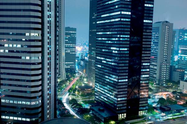 Shinjuku é uma das áreas mais modernas de Tóquio, onde estão localizadas a sede do governo metropolitano e a estação ferroviária mais movimentada de todo Japão Shinjuku é uma das áreas mais modernas de Tóquio, onde estão localizadas a sede do governo metropolitano e a estação ferroviária mais movimentada de todo Japão