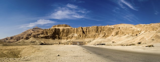 Vista geral de Deir-El-Bahari, onde encontra-se o templo mortuário da faraó Hatshepsut, em Luxor