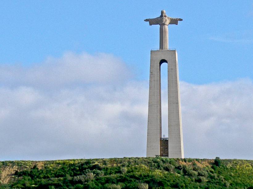 A estátua de Cristo Rei, inspirada no monumento do Corcovado, é um dos pontos turísticos de Setúbal