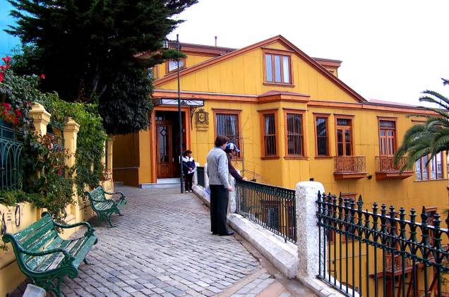 Uma das ruas mais conhecidas de Valparaíso é a Paseo Gervasoni - o visitante pode chegar até lá através do Ascensor Concepción, um funicular que funciona desde 1883 e é declarado Monumento Nacional do Chile