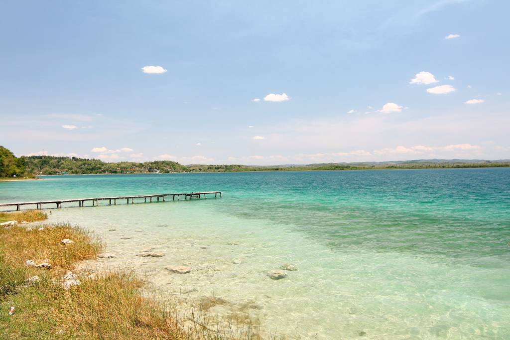 Isso não é praia, é o Lago Petén Itzá. Lindão! (Foto: Walter Rodriguez/Flickr/Creative Commons)