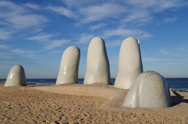 Uma das mais fotografadas paisagens de Punta del Este é a Playa Brava e sua escultura Los Dedos