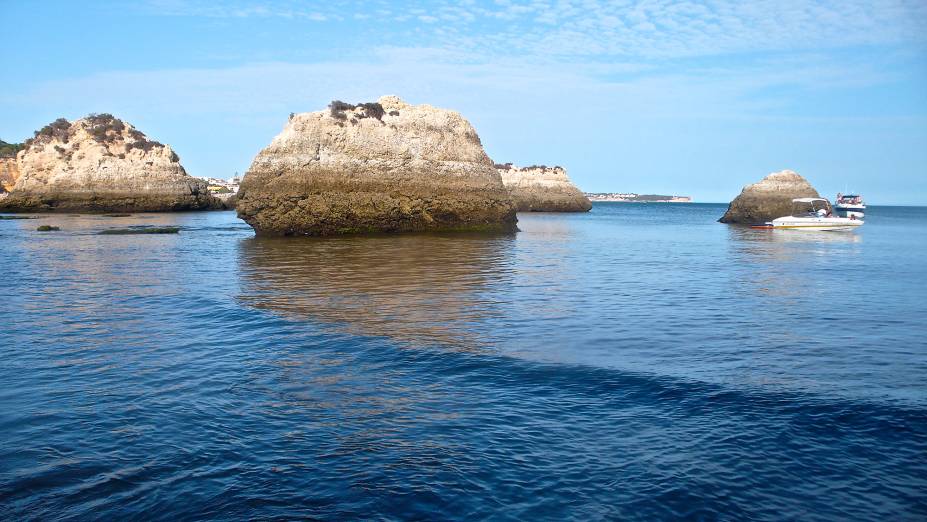 Os rochedos clássicos e imperdíveis da Praia do Alemão 