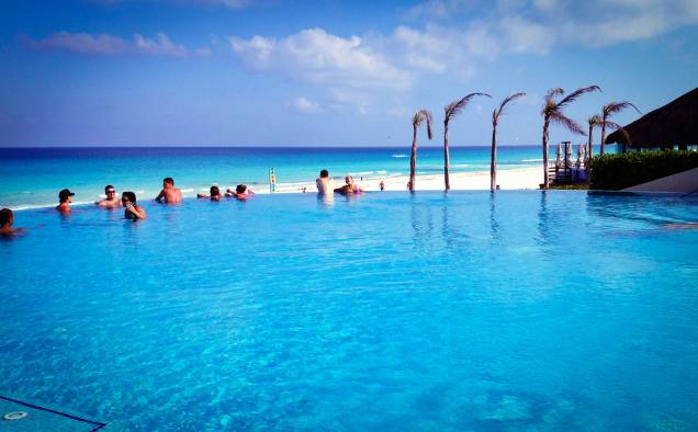 Os resorts all-inclusive com vista para o mar são comuns por toda a orla Os resorts all-inclusive com vista para o mar são comuns por toda a orla