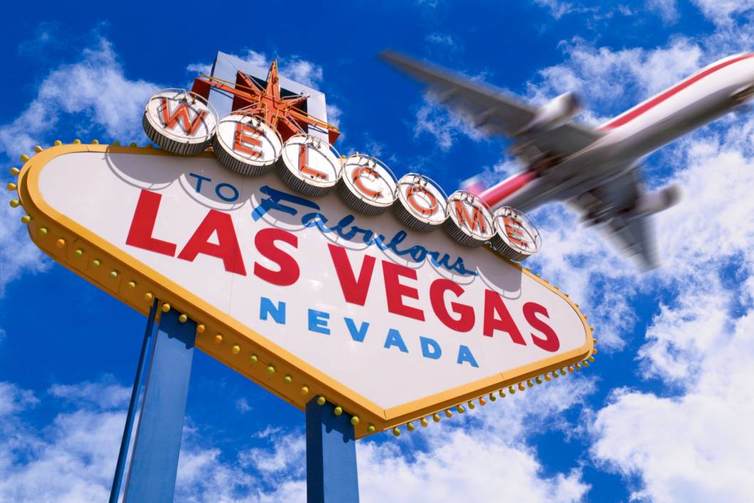 Isolada no meio do deserto de Nevada, quase à beira do Grand Canyon, Las Vegas é a capital do jogo, do entretenimento e dos casamentos de última hora Isolada no meio do deserto de Nevada, quase à beira do Grand Canyon, Las Vegas é a capital do jogo, do entretenimento e dos casamentos de última hora