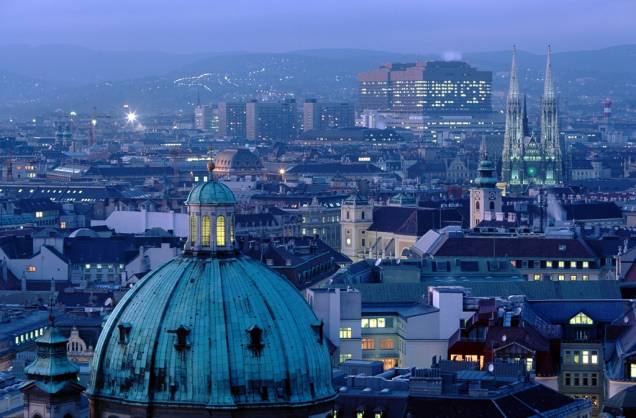 Outrora capital de um dos mais importantes impérios europeus, Viena é hoje uma cidade moderna e calma, mas ainda vivendo de poderosa herança cultura e artística da dinastia Habsburgo