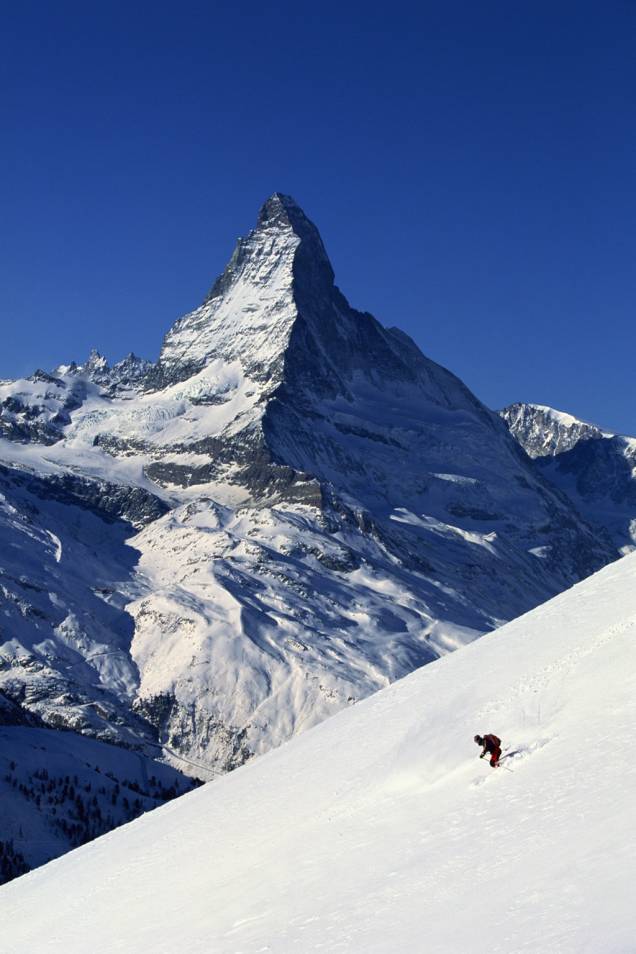 Esqui na região de Valais, com vista para a montanha mais alta da Suíça, a Matterhorn