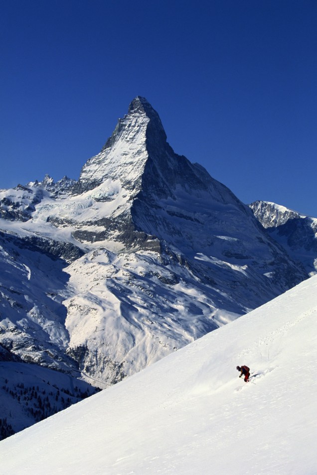 Esqui na região de Valais, com vista para a montanha mais alta da Suíça, a Matterhorn