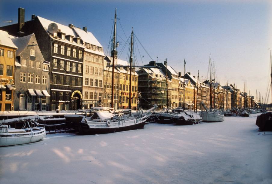O histórico cais de Nyhavn, em Dinamarca, no passado reunia marinheiros bêbados e casas de baixa reputação, mas hoje é uma das principais atrações de Copenhague, com seus bares, restaurantes e lojas.