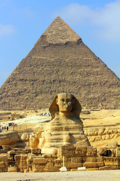 A grande esfinge no complexo de pirâmides de Gizé é um dos símbolos mais marcantes de todo o Egito