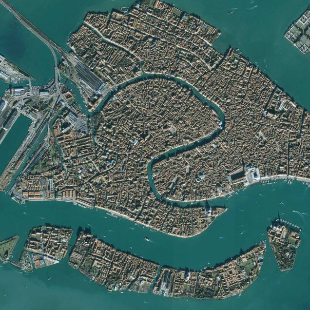 Vista aérea de Veneza, com seus casarões construídos em pequenos trechos de terra firme, em meio aos charmosos canais Vista aérea de Veneza, com seus casarões construídos em pequenos trechos de terra firme, em meio aos charmosos canais