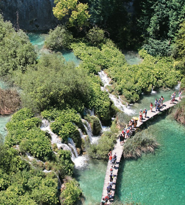 Passarela no Parque de Plitvice, um dos pontos turísticos mais lindos de toda a Croácia