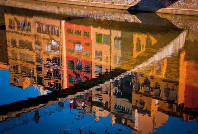 As casas coloridas às margens do rio são o principal cartão-postal de Girona