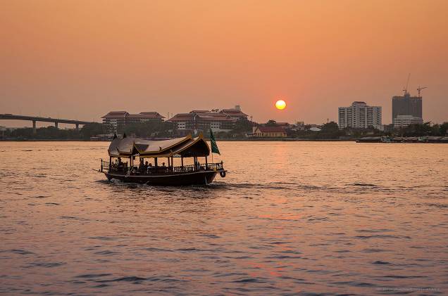 Cruzeiro passeia pelo rio Chao Phraya, em Bangcoc - a voltinha de barco é must do para turistas