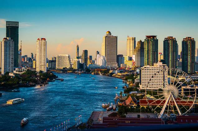 O rio Chao Phraya divide a cidade de Bangcoc ao meio e é um dos cartões-postais da cidade tailandesa
