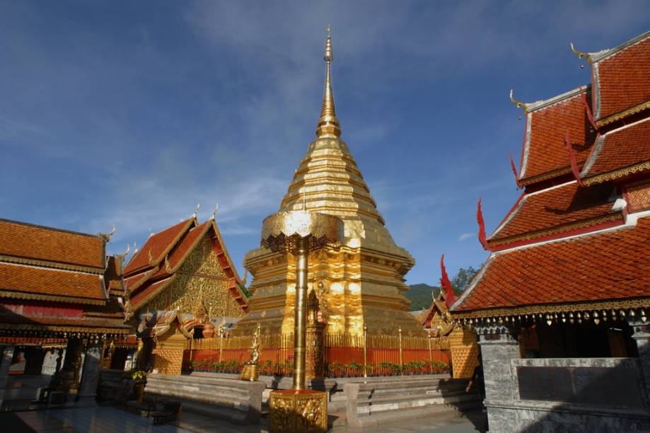 Chiang Mai é a principal cidade do norte da Tailândia e um destino cada vez mais popular entre visitantes de todo o mundo, que vêm em busca de belas paisagens, rica cultura e templos como Wat Phrathat Doi, o mais importante da região Chiang Mai é a principal cidade do norte da Tailândia e um destino cada vez mais popular entre visitantes de todo o mundo, que vêm em busca de belas paisagens, rica cultura e templos como Wat Phrathat Doi, o mais importante da região