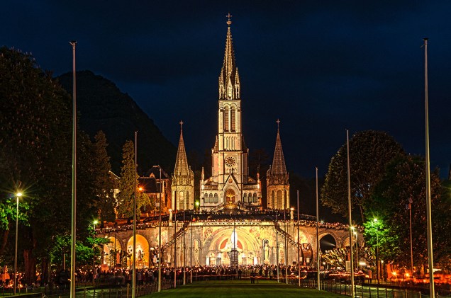 Procissões à luz de velas costumam ocorrer nas noites de verão em Lourdes, França