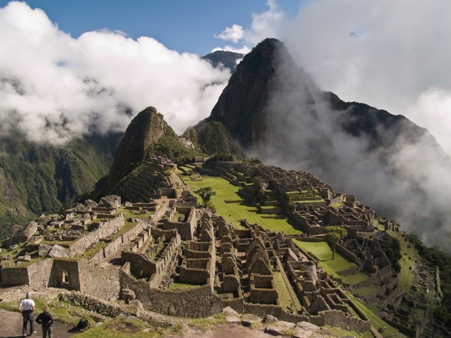 A montanha de Wayna Picchu, o barulho das corredeiras do Urubamba e as nuvens ajudam a compor o clima misterioso que cerca as ruínas incas de Machu Picchu