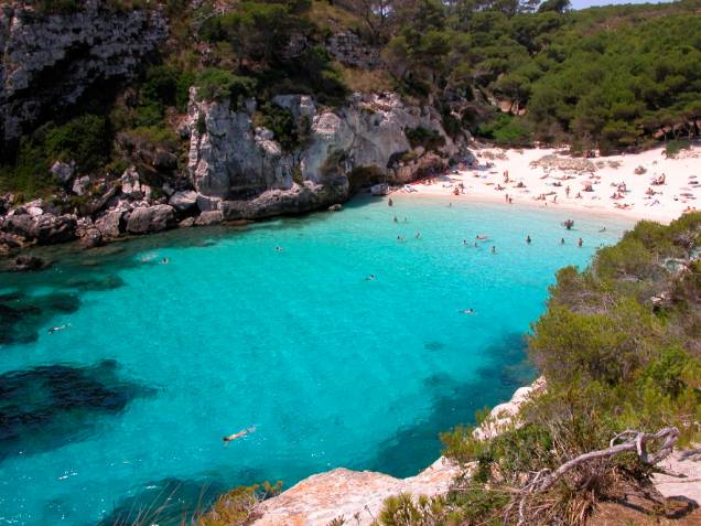 Menorca é a mais calma e mais verde das ilhas Baleares. Muito menos agitada que suas vizinhas Maiorca e Ibiza, aqui os banhistas que não querem badação se divertem em prainhas como Macarelleta