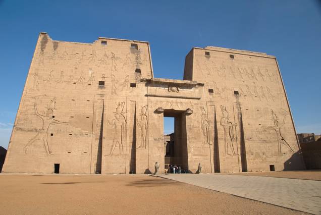 Primeiro pilone do templo de Hórus, em Edfu. Essa construção ptolomaica é uma das mais bem preservadas de todo o Egito